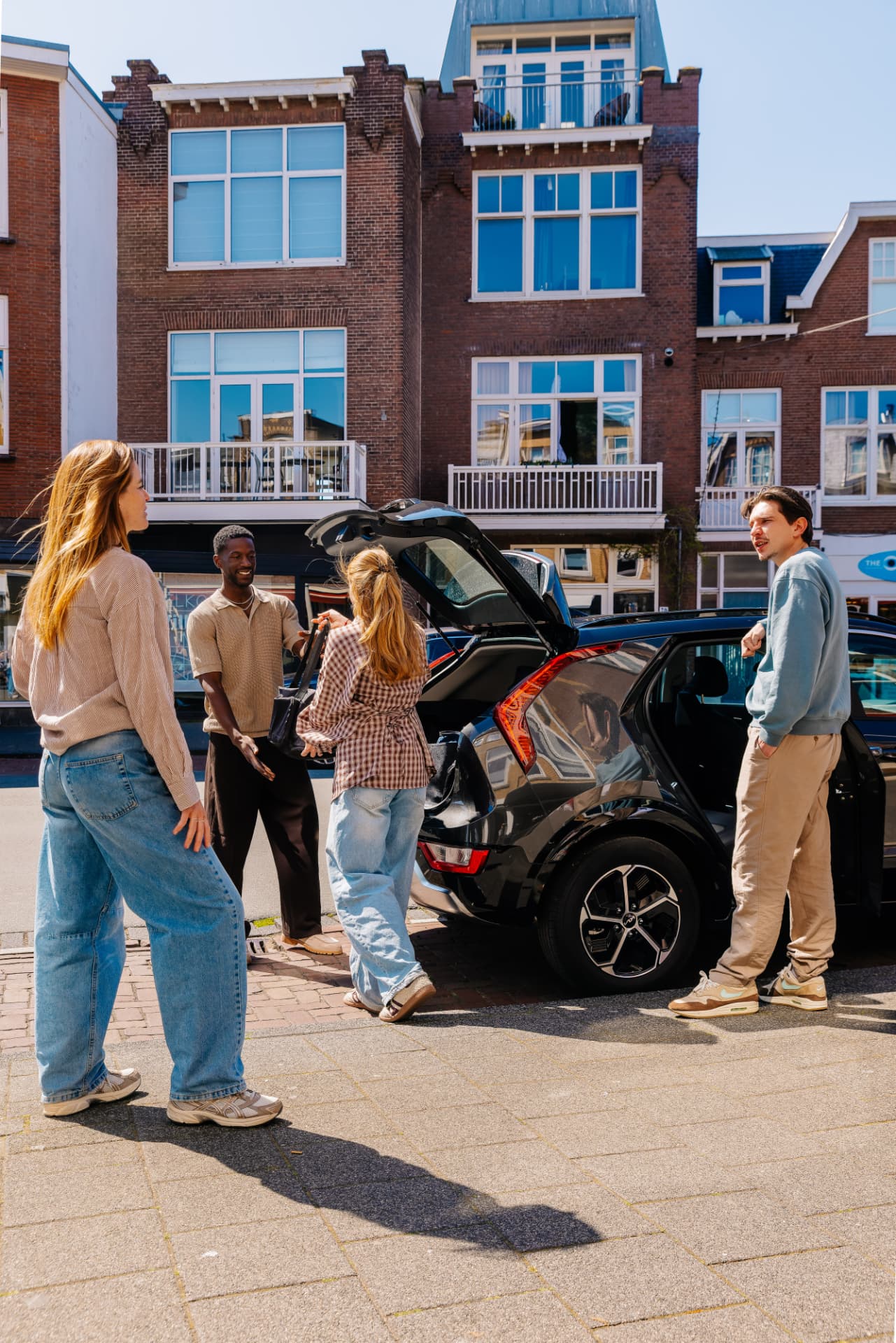 Vrienden laden de kofferbak in voor een dagje weg