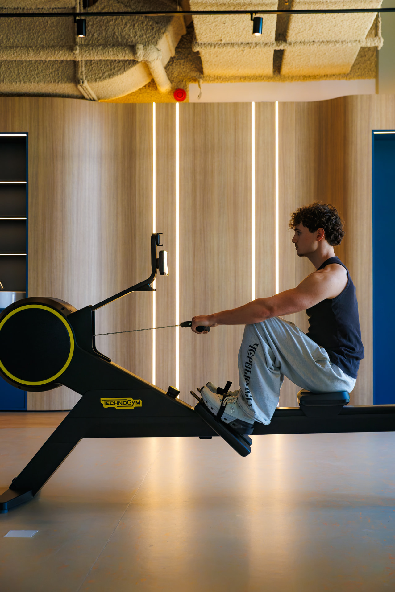 Bewoner aan het roeien in de fitnessruimte