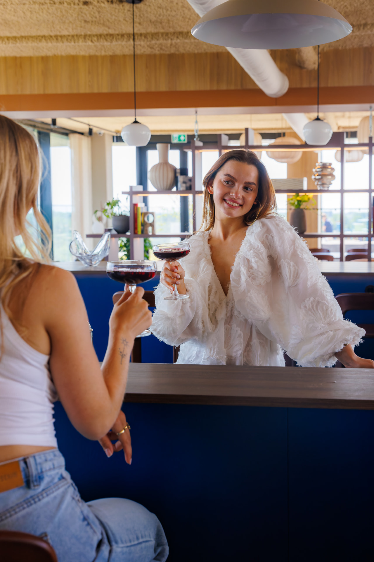 Bewoners proosten aan de bar
