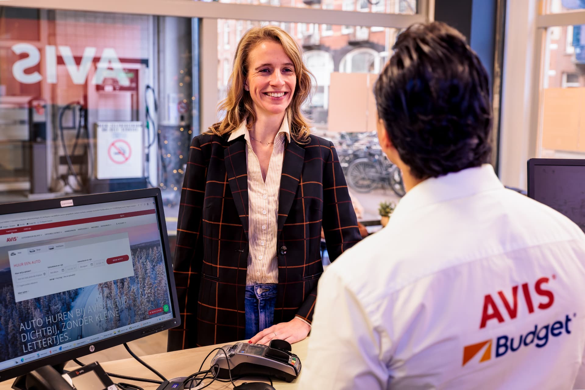 Klant wordt geholpen bij de Avis-balie