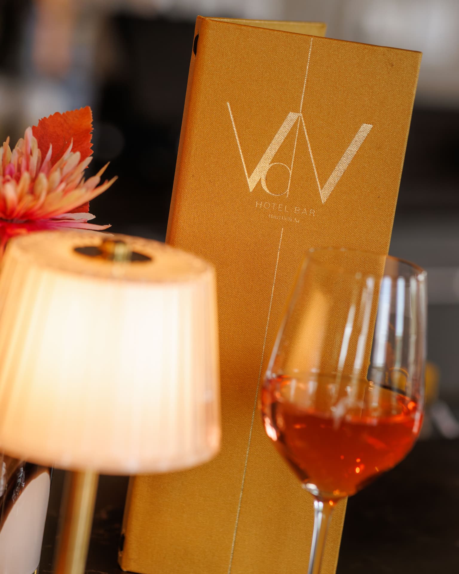 Menukaart van de hotelbar met een glas rosé