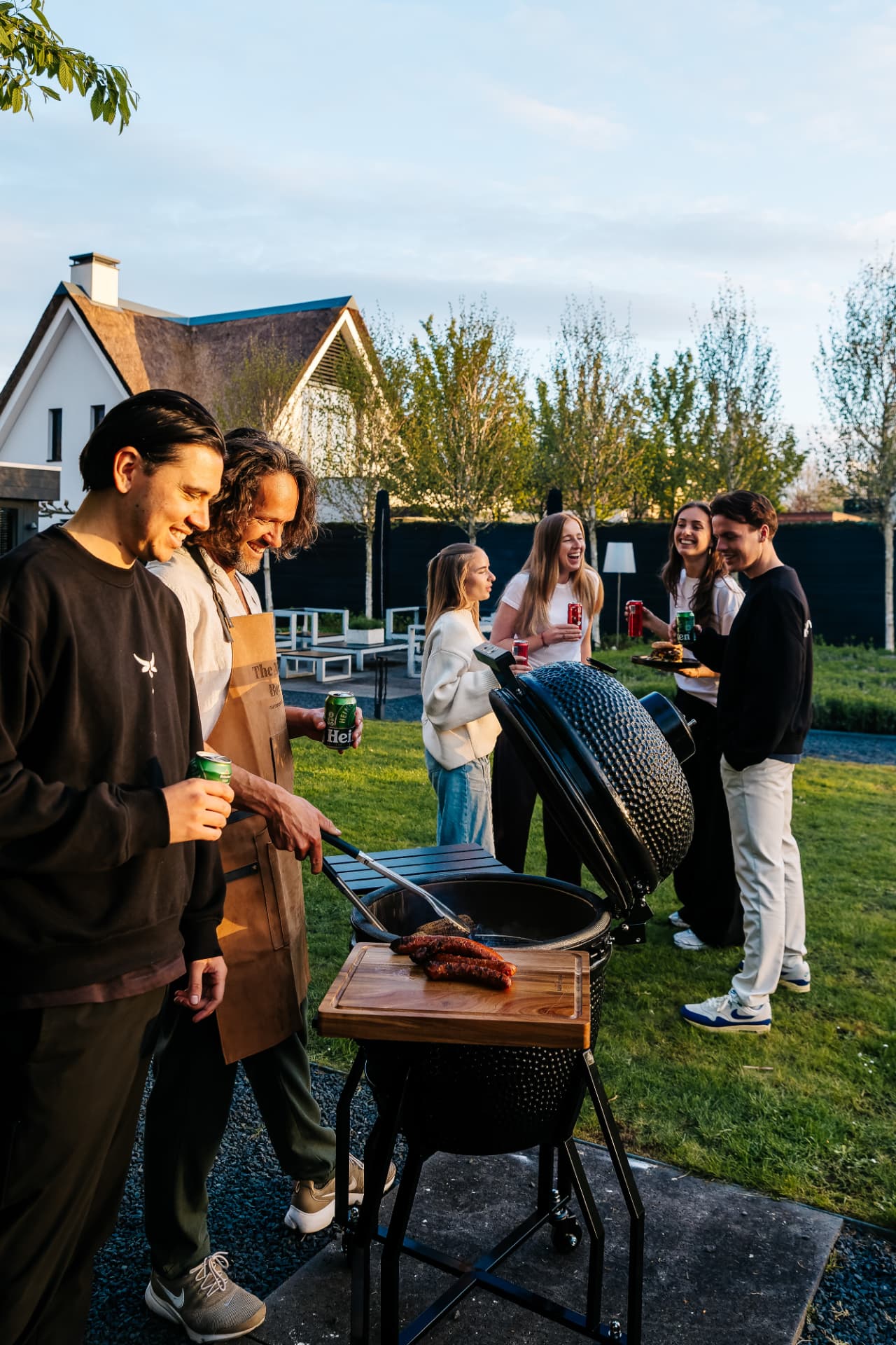 Barbecue met vrienden in de tuin