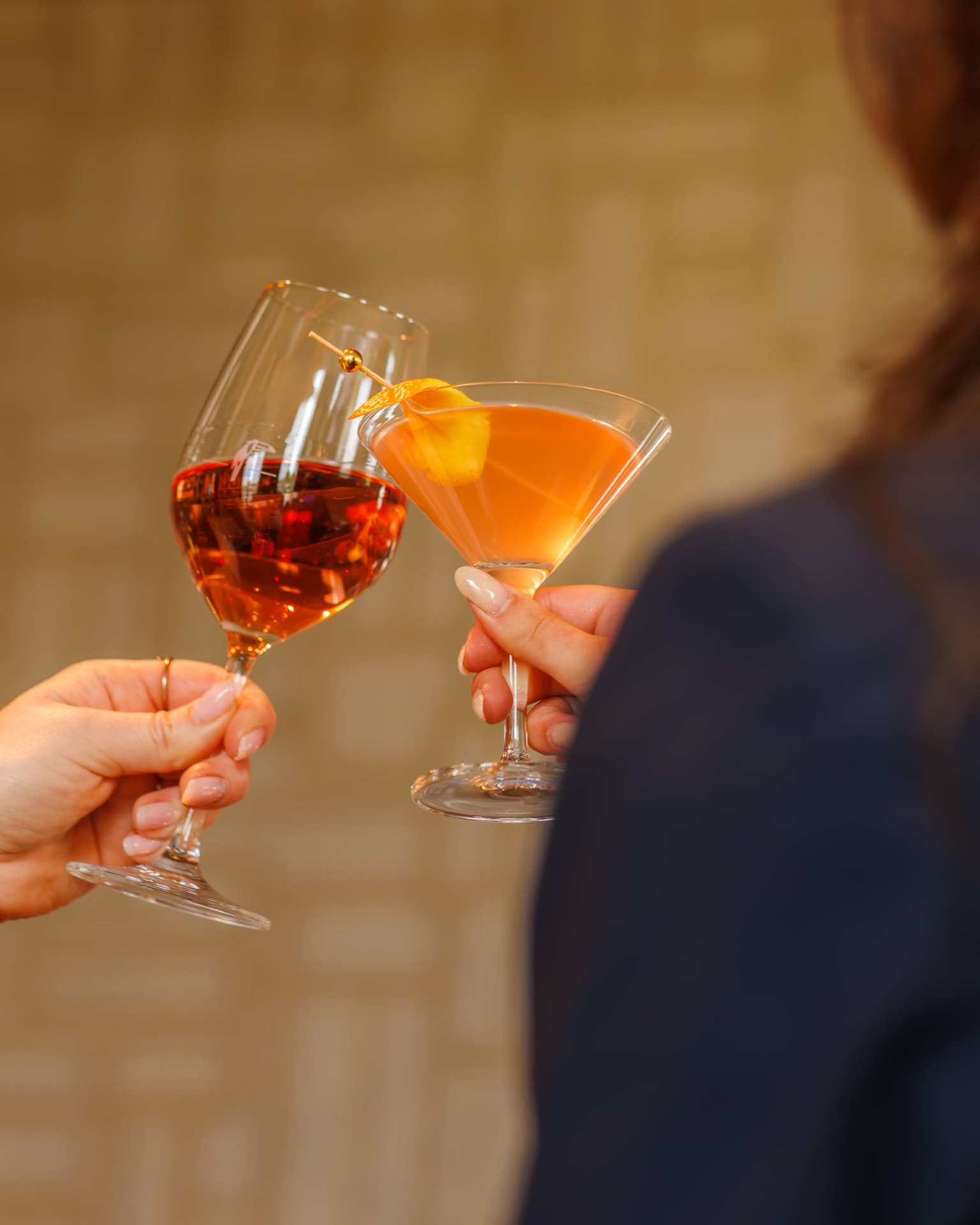 Proosten met cocktails in de hotelbar