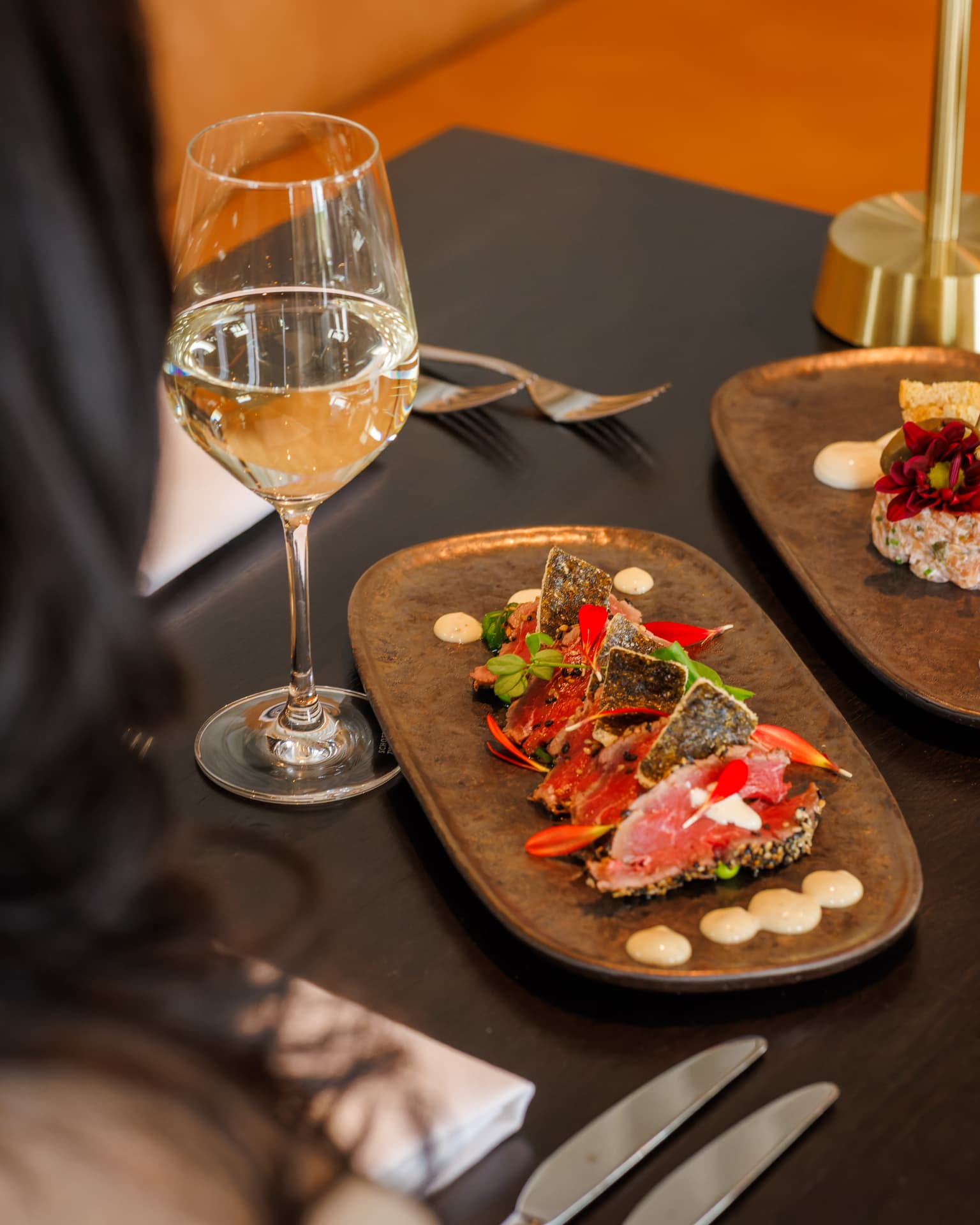 Voorgerecht tonijn met een glas witte wijn