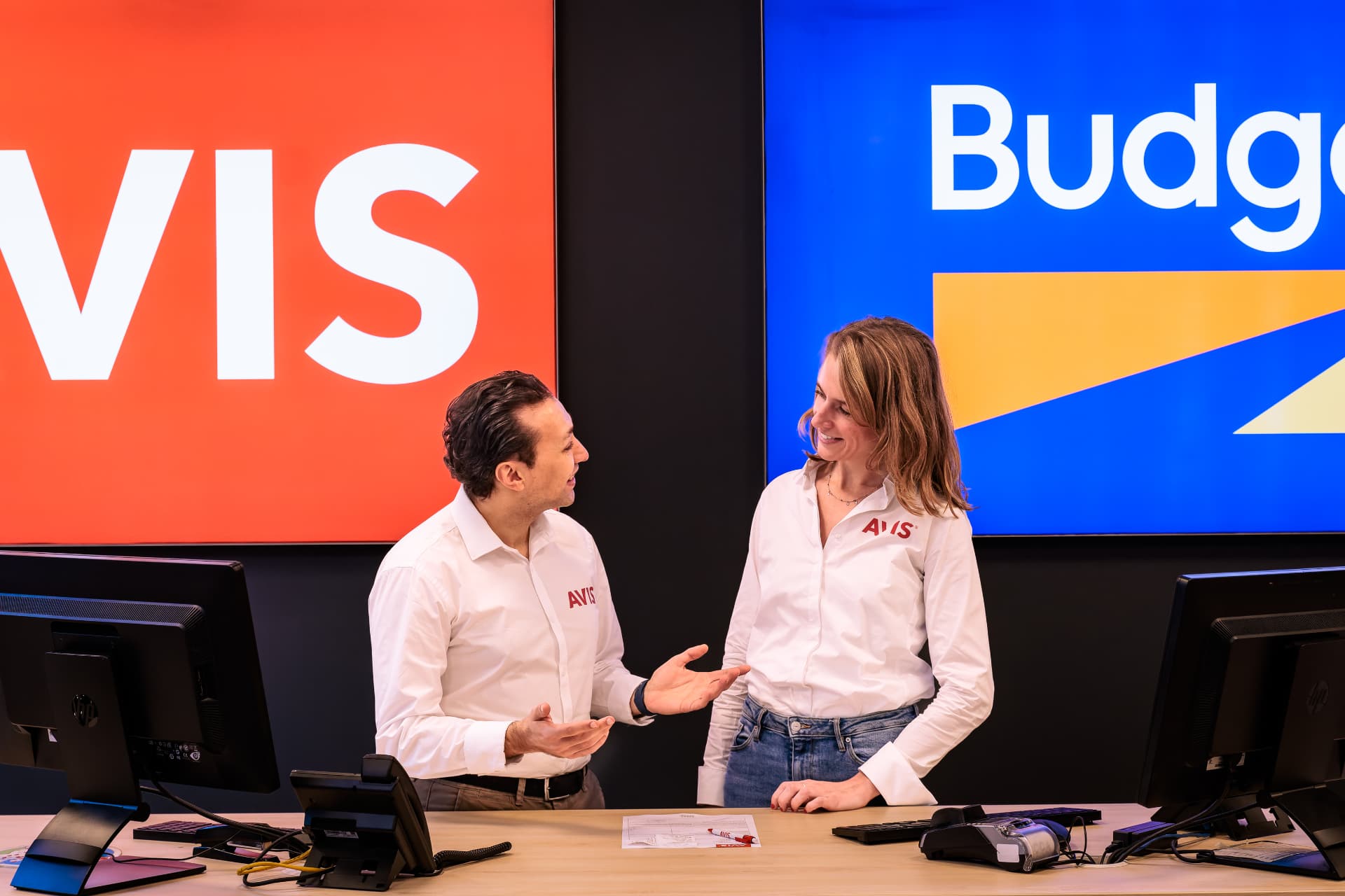 Medewerkers van Avis en Budget aan de balie