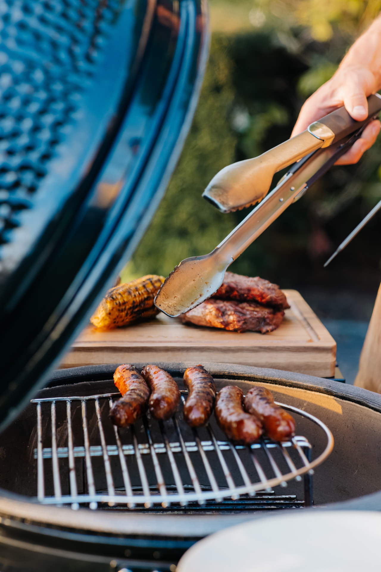 Worstjes en steak op de grill