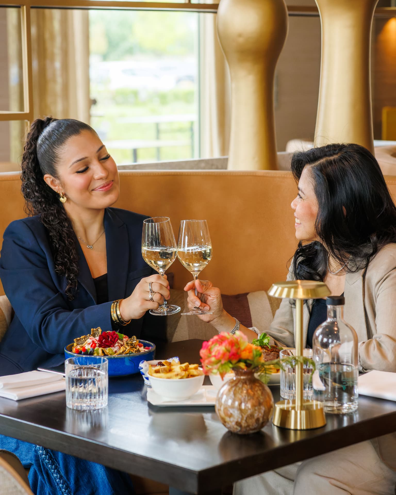 Twee gasten proosten in het restaurant