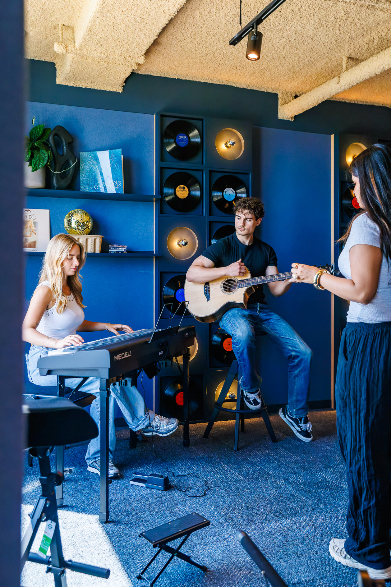 Bewoners maken muziek in de muziekruimte
