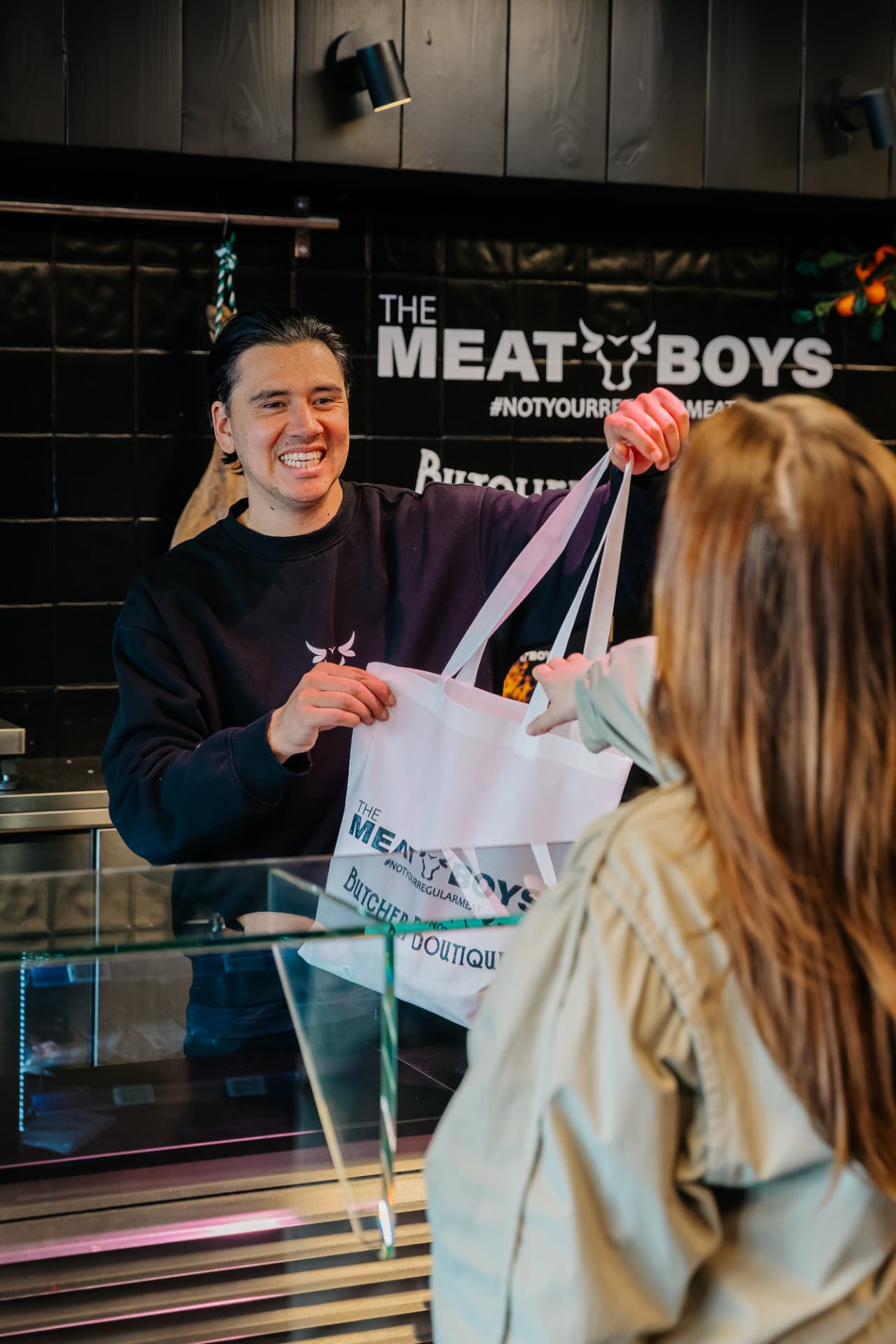 Klant krijgt haar bestelling overhandigd