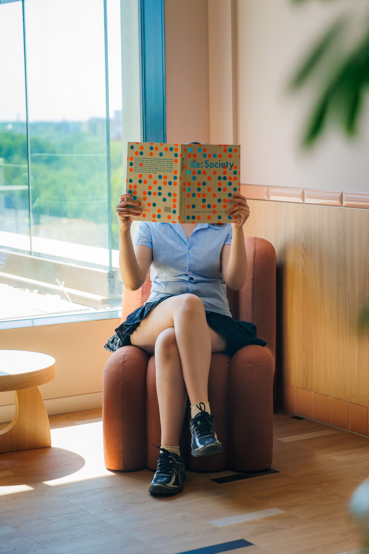 Bewoner leest een boek bij het raam