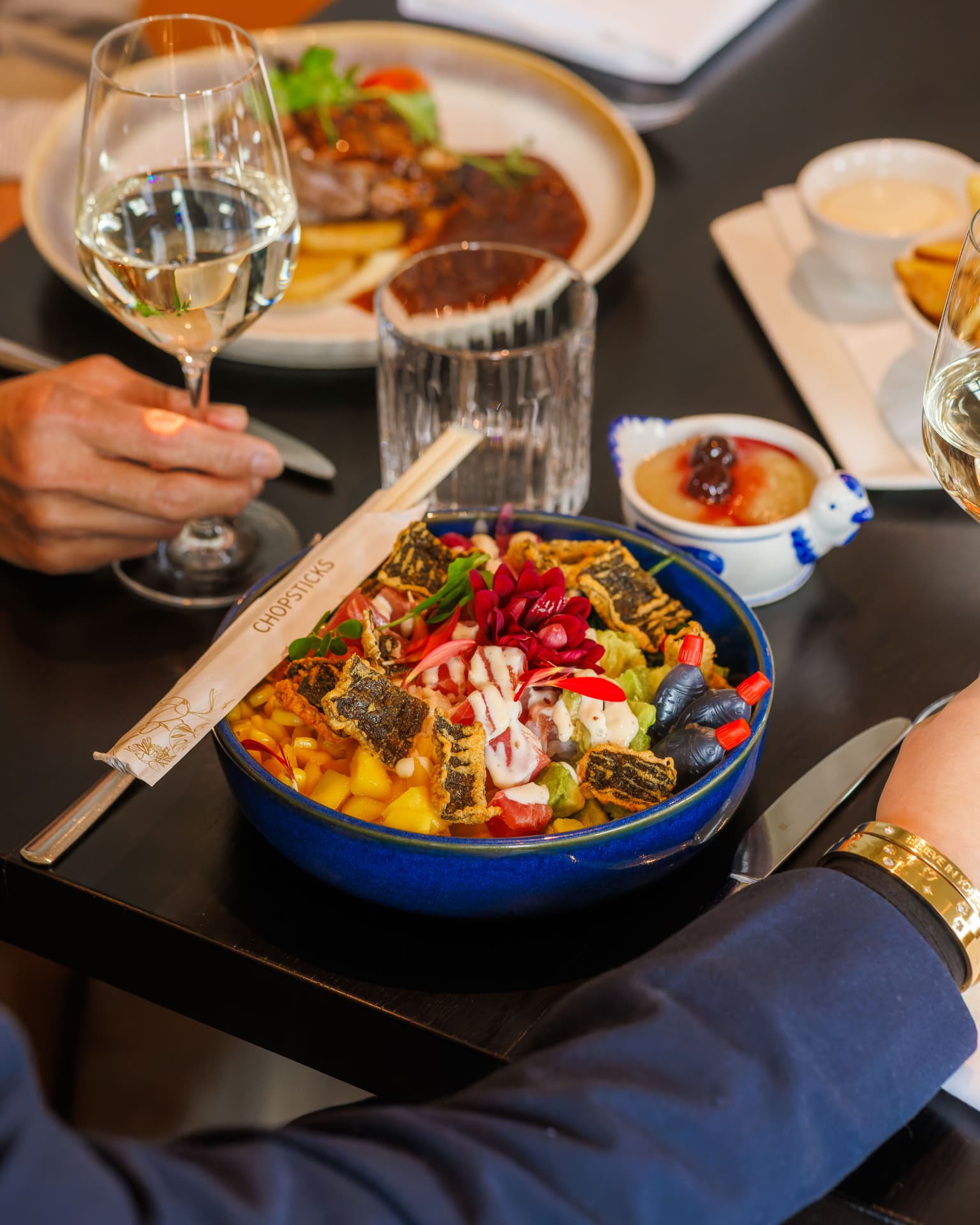 Pokébowl en hoofdgerechten op tafel