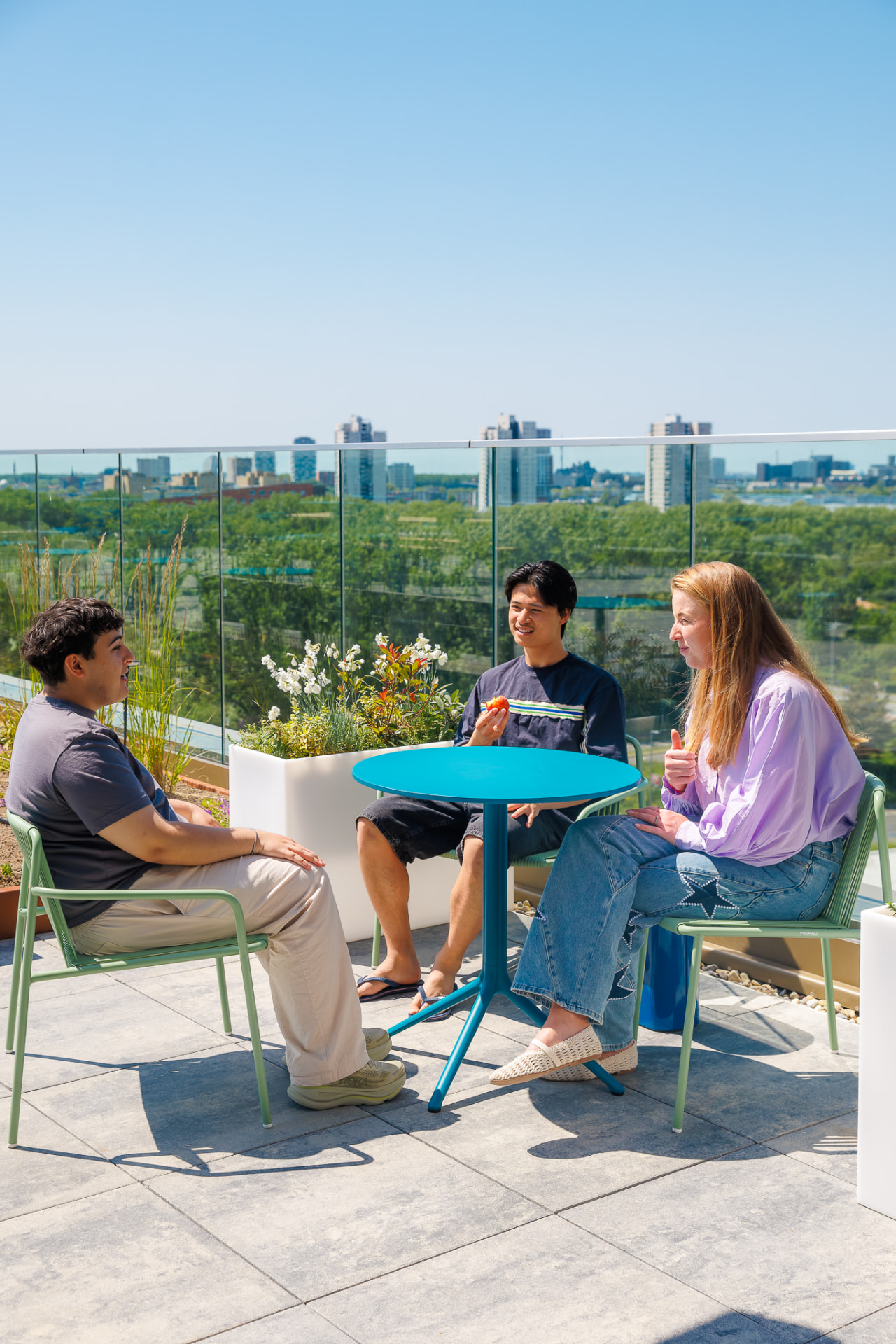 Bewoners op het dakterras met uitzicht over Rotterdam